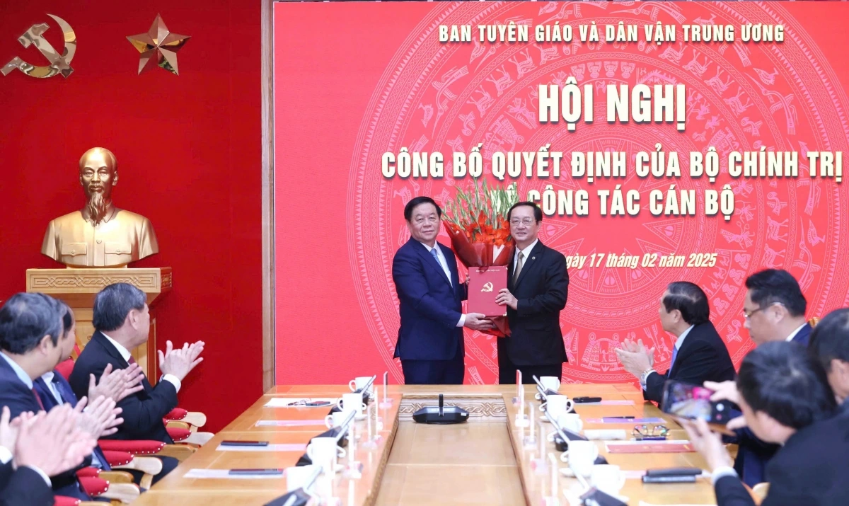 Trưởng Ban Tuyên giáo và Dân vận Trung ương Nguyễn Trọng Nghĩa trao quyết định, tặng hoa chúc mừng ông Huỳnh Thành Đạt. Ảnh: Phương Hoa