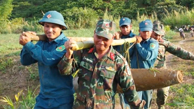 Lực lượng chức năng xử lý quả bom tại hiện trường.