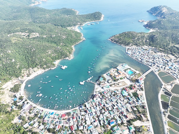 Vịnh Vĩnh Hy, huyện Ninh Hải, tỉnh Ninh Thuận, nơi diễn ra vòng chung kết Cuộc thi Nam Vương Du Lịch Thế Giới 2025