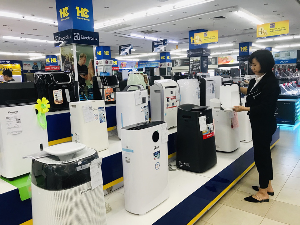 Người tiêu dùng mua máy hút ẩm tại siêu thị HC. Ảnh: Hoài Nam Người tiêu dùng mua máy hút ẩm tại siêu thị HC. Ảnh: Hoài Nam