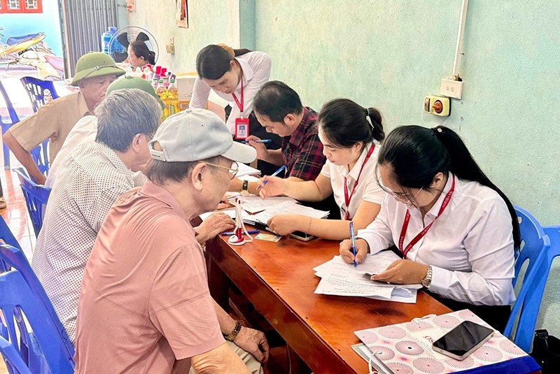 Cán bộ, nhân viên Agribank Nam Thanh Hóa hướng dẫn người dân mở thẻ ATM nhận lương qua tài khoản tại phố Nam Thành, phường Tân Sơn (TP. Thanh Hóa). Cán bộ, nhân viên Agribank Nam Thanh Hóa hướng dẫn người dân mở thẻ ATM nhận lương qua tài khoản tại phố Nam Thành, phường Tân Sơn (TP. Thanh Hóa).