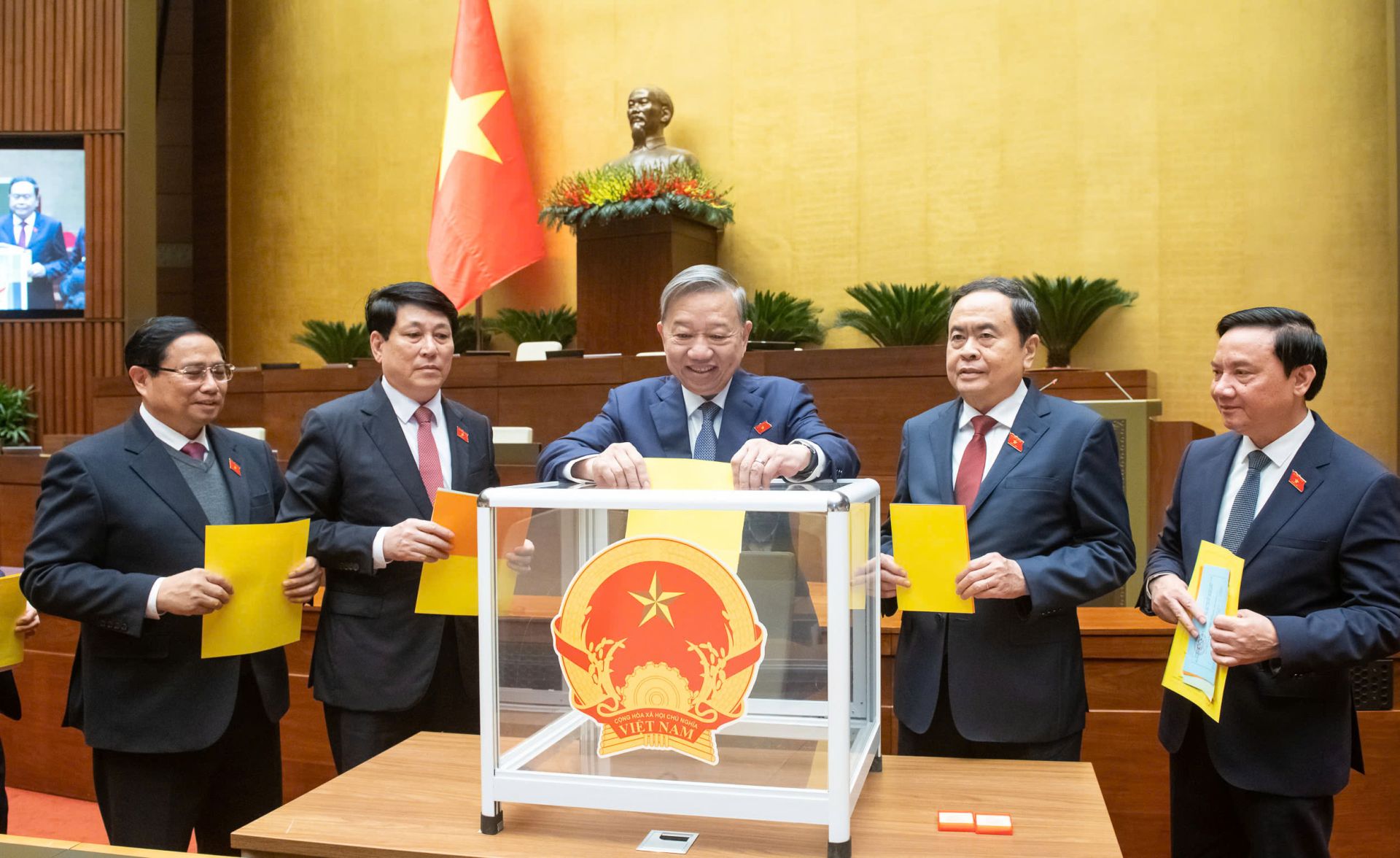 Tổng Bí thư Tô Lâm, Chủ tịch nước Lương Cường, Thủ tướng Phạm Minh Chính, Chủ tịch Quốc hội Trần Thanh Mẫn và đại biểu bỏ phiếu bầu Phó Chủ tịch Quốc hội và Ủy viên Ủy ban Thường vụ Quốc hội; Phê chuẩn đề nghị của Thủ tướng Chính phủ về việc bổ nhiệm các Phó Thủ tướng Chính phủ, Bộ trưởng và thành viên khác của Chính phủ nhiệm kỳ 2021-2026. Tổng Bí thư Tô Lâm, Chủ tịch nước Lương Cường, Thủ tướng Phạm Minh Chính, Chủ tịch Quốc hội Trần Thanh Mẫn và đại biểu bỏ phiếu bầu Phó Chủ tịch Quốc hội và Ủy viên Ủy ban Thường vụ Quốc hội; Phê chuẩn đề nghị của Thủ tướng Chính phủ về việc bổ nhiệm các Phó Thủ tướng Chính phủ, Bộ trưởng và thành viên khác của Chính phủ nhiệm kỳ 2021-2026.