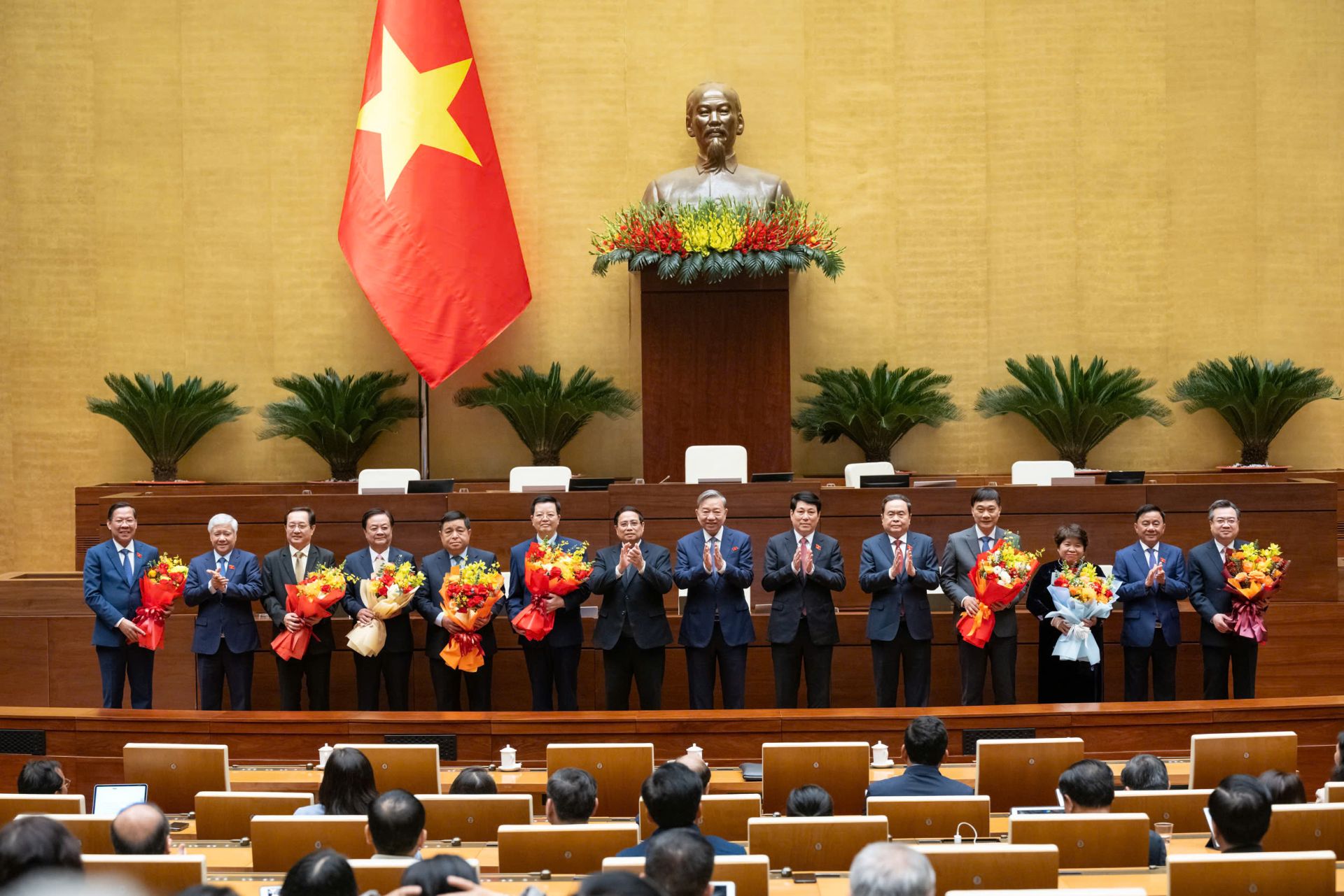 Lãnh đạo Đảng, Nhà nước tặng hoa chúc mừng các đồng chí được Quốc hội bầu và phê chuẩn. Ảnh quochoi.vn.