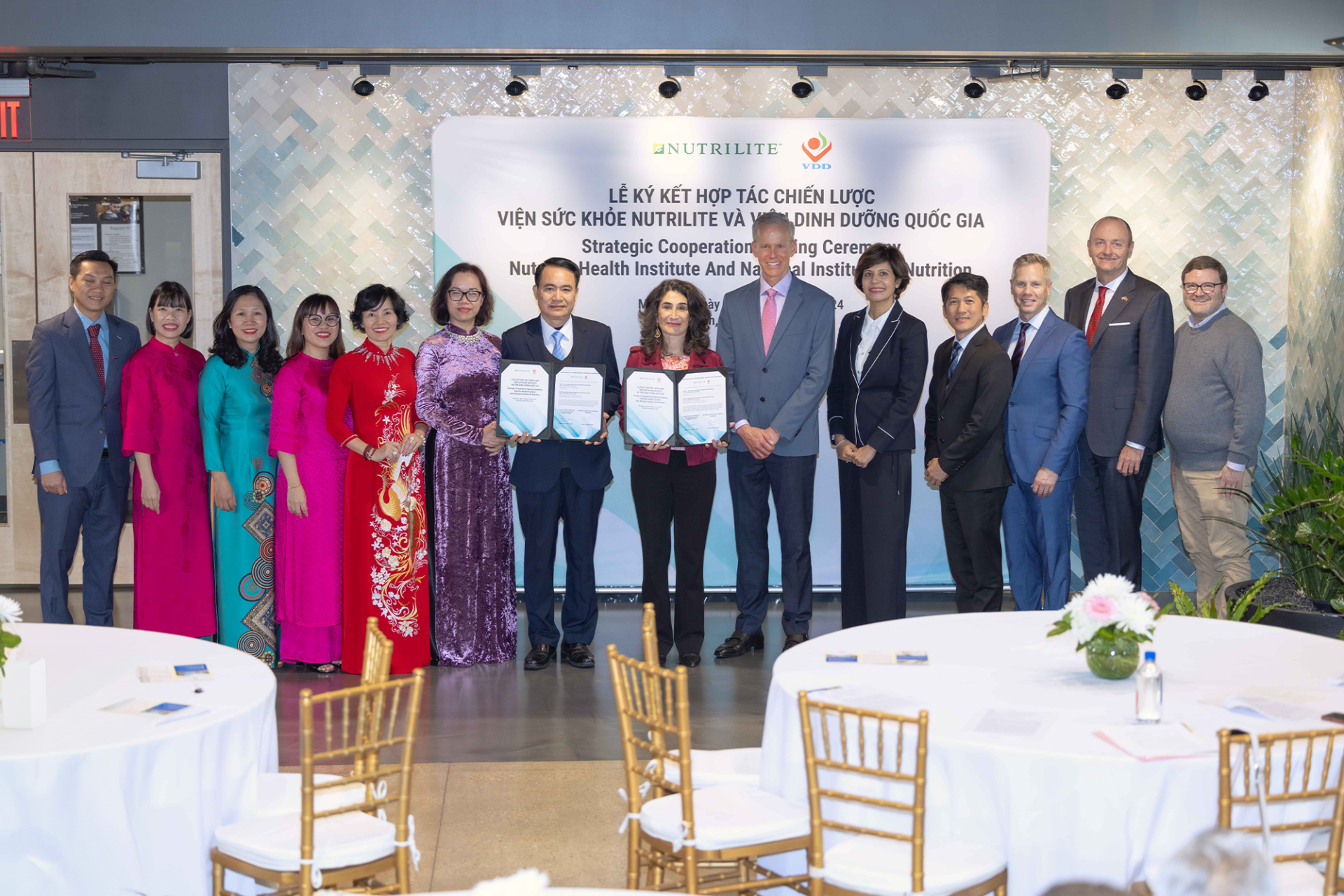 Công bố hợp tác quốc tế giữa Viện Dinh dưỡng Quốc gia (NIN) và Viện Sức khỏe Nutrilite (NHI) được diễn ra ở trụ sở chính của Amway tại Hoa Kỳ