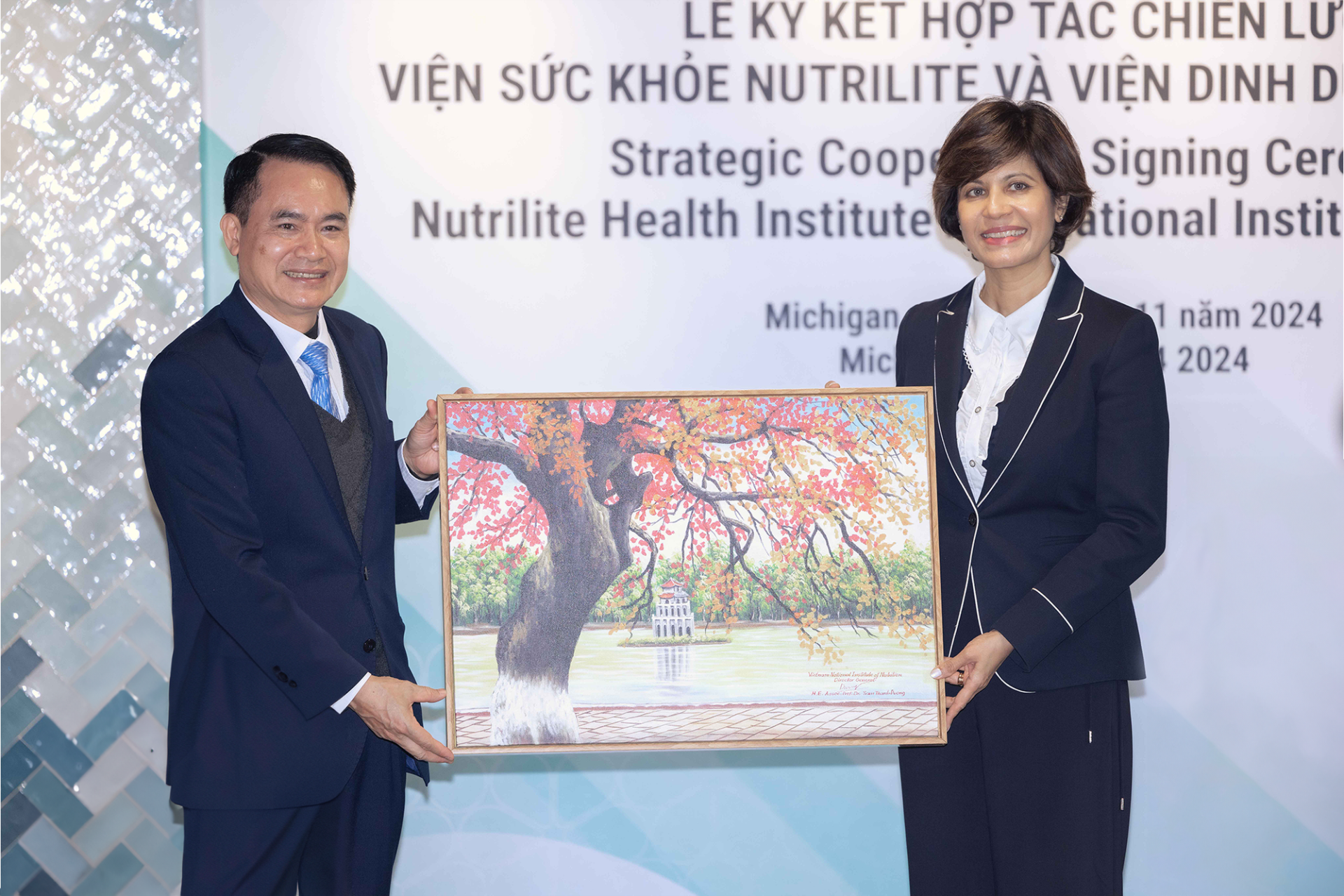 Ông Trần Thanh Dương – Viện trưởng Viện Dinh Dưỡng Quốc gia trao tặng quà lưu niệm cho bà Asha Gupta – Giám đốc Vận hành Tập đoàn Amway tại buổi lễ