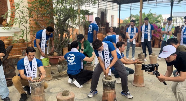 Các thí sinh Nam Vương Du Lịch Thế Giới 2025 trải nghiệm làm gốm tại Làng gốm Bầu Trúc, tỉnh Ninh Thuận