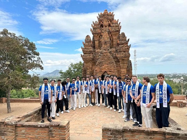 Các thí sinh Nam Vương Du lịch Thế giới 2025 đến thăm và chụp hình tại Tháp Poklong Garai, TP. Phan Rang- Tháp Chàm, tỉnh Ninh Thuận