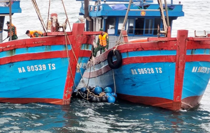 Hai tàu cá bị bắt giữ vì dùng lưới giã cào khai thác hải sản sai vùng quy định. Hai tàu cá bị bắt giữ vì dùng lưới giã cào khai thác hải sản sai vùng quy định.