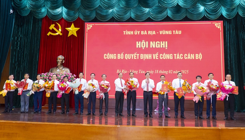 Lãnh đạo tỉnh Bà Rịa - Vũng Tàu trao các quyết định cho 20 cán bộ chủ chốt Lãnh đạo tỉnh Bà Rịa - Vũng Tàu trao các quyết định cho 20 cán bộ chủ chốt