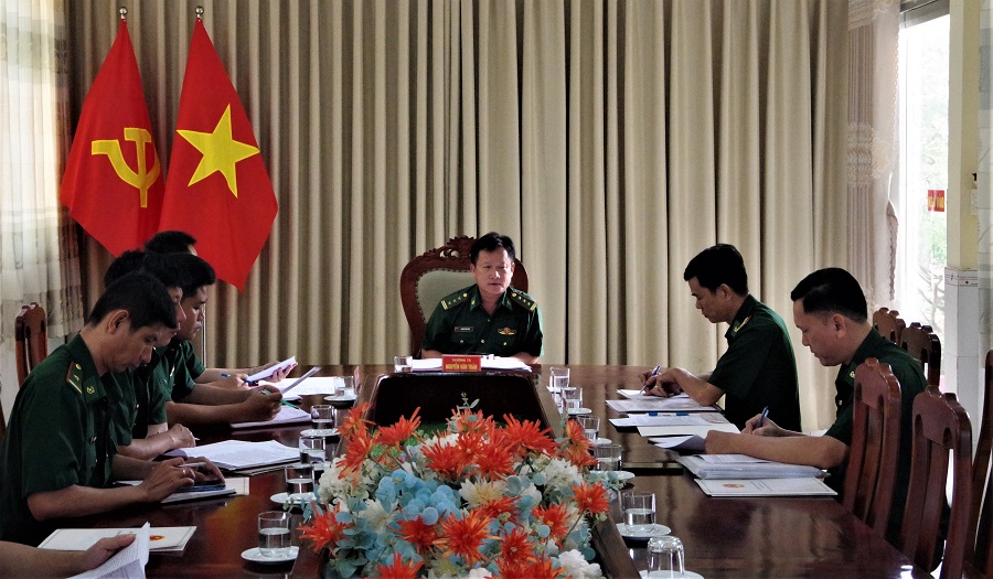 Đoàn công tác của Đảng ủy, Bộ chỉ huy Bộ đội Biên phòng tỉnh Kiên Giang tiến hành kiểm tra văn bản Đại hội điểm đối với đồn Biên phòng cửa khẩu Quốc tế Hà Tiên.