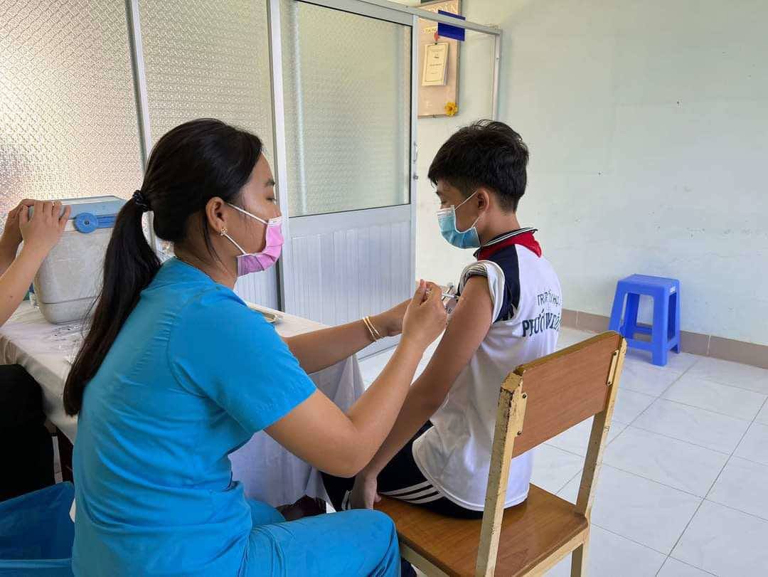 Tiếp tục thực hiện tiêm chủng các vắc xin trong tiêm chủng mở rộng cho đối tượng chuyển tuyến tại bệnh viện. Tiếp tục thực hiện tiêm chủng các vắc xin trong tiêm chủng mở rộng cho đối tượng chuyển tuyến tại bệnh viện.