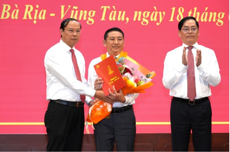 Ông Huỳnh Sơn Tuấn nhận quyết định giữ chức vụ Bí thư Thị ủy Phú Mỹ Ông Huỳnh Sơn Tuấn nhận quyết định giữ chức vụ Bí thư Thị ủy Phú Mỹ