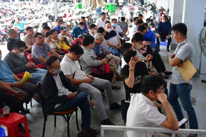 Người dân chờ đổi giấy phép lái xe. Ảnh: Thanh Tùng Người dân chờ đổi giấy phép lái xe. Ảnh: Thanh Tùng
