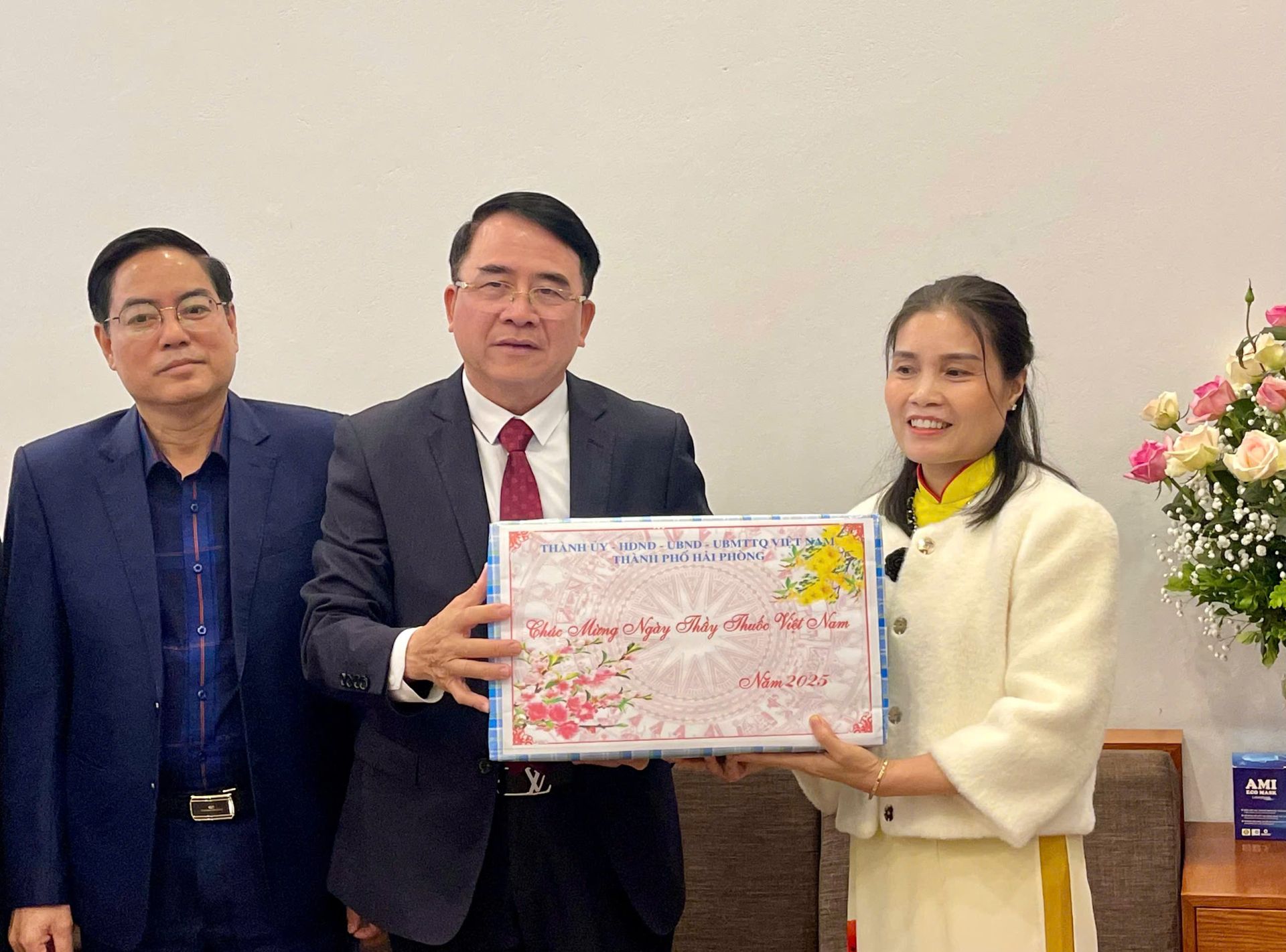 Lãnh đạo thành phố thăm và tặng quà bác sĩ Trần Thị Thu. Lãnh đạo thành phố thăm và tặng quà bác sĩ Trần Thị Thu.