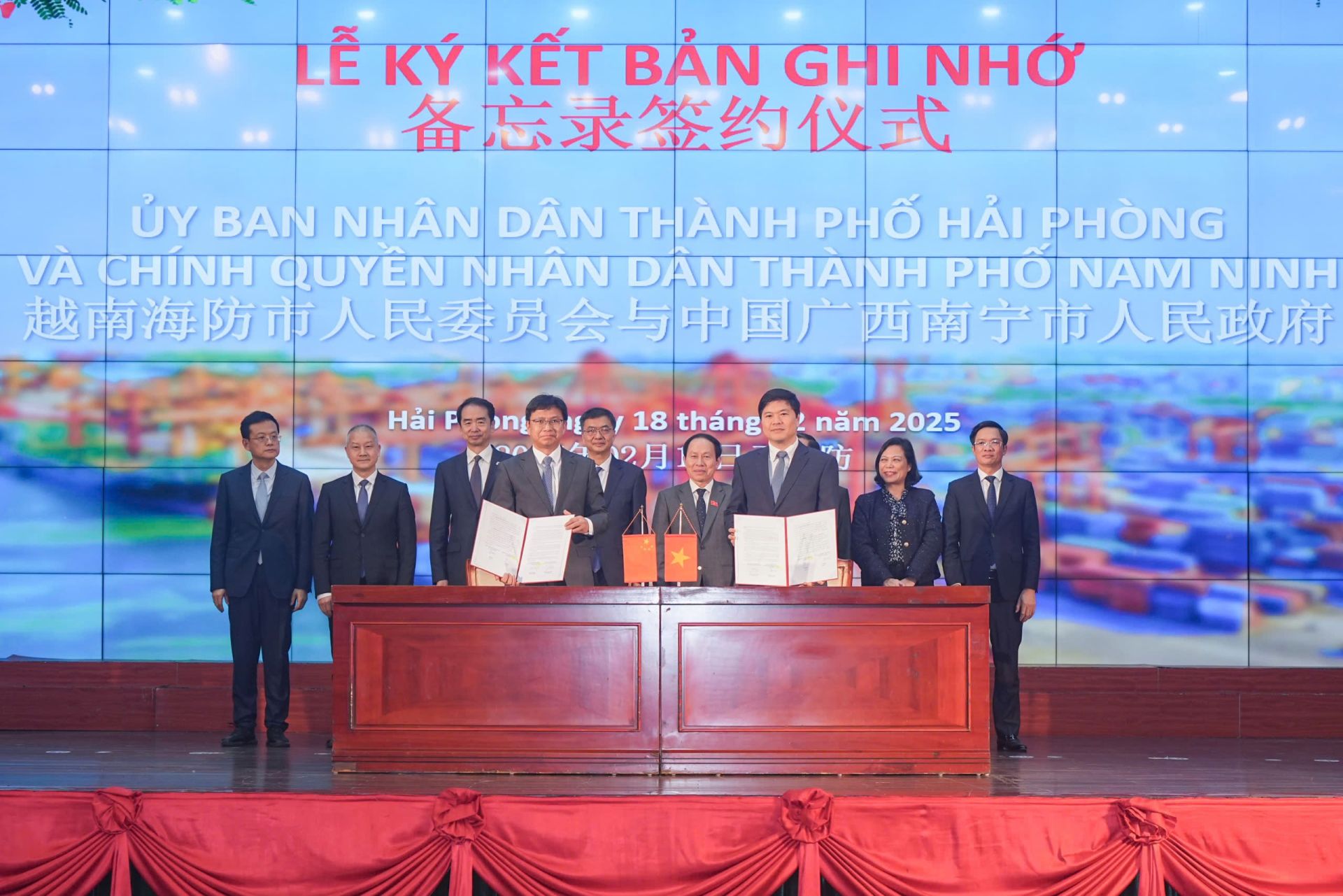 Bản ghi nhớ về kế hoạch giao lưu hợp tác năm 2025 giữa UBND phố Hải Phòng và Chính quyền nhân dân thành phố Nam Ninh, Khu tự trị dân tộc Choang Quảng Tây. Bản ghi nhớ về kế hoạch giao lưu hợp tác năm 2025 giữa UBND phố Hải Phòng và Chính quyền nhân dân thành phố Nam Ninh, Khu tự trị dân tộc Choang Quảng Tây.