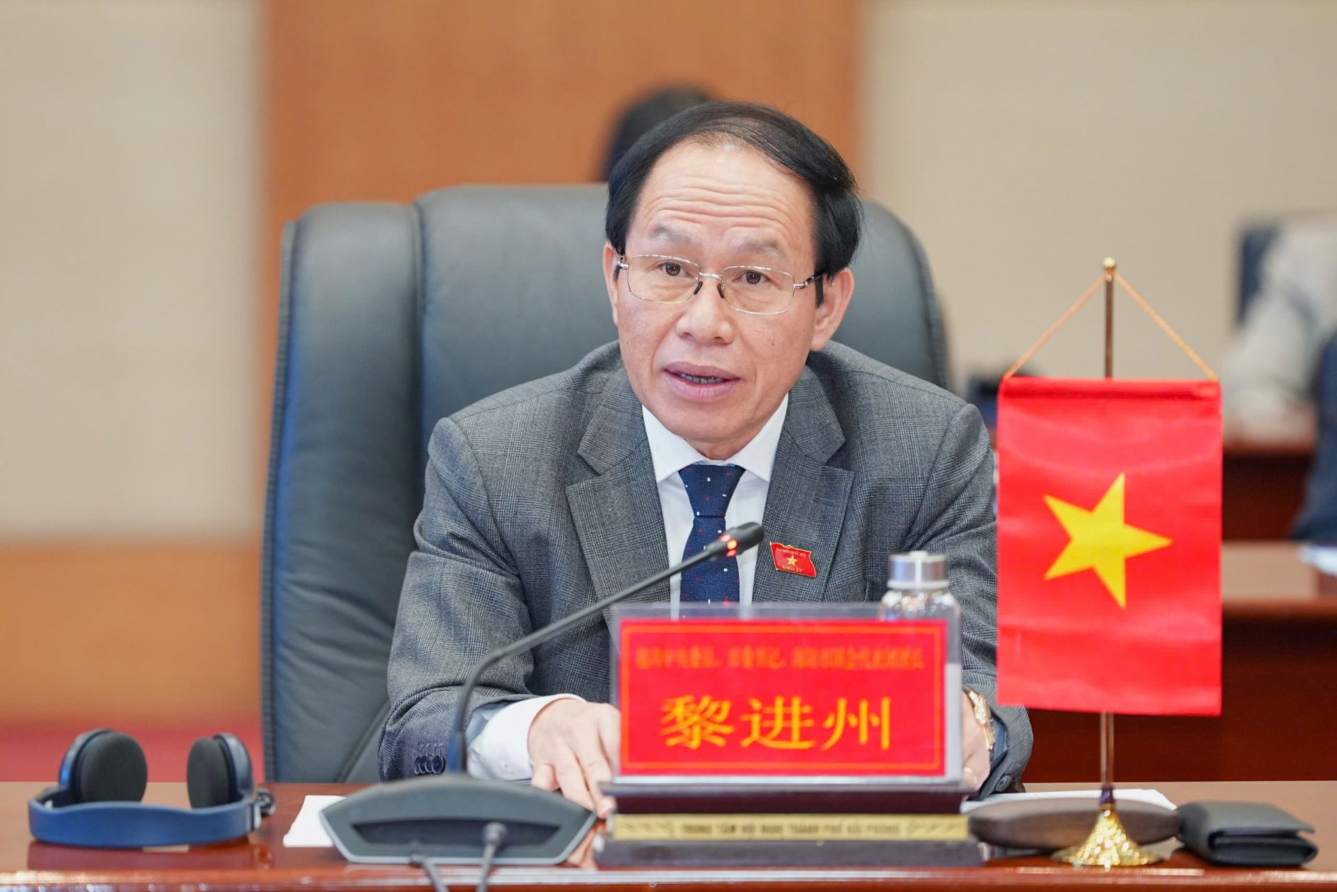 Đồng chí Bí thư Thành uỷ Lê Tiến Châu tin tưởng hai bên sẽ có nhiều thành quả hợp tác tích cực trong tương lai. Đồng chí Bí thư Thành uỷ Lê Tiến Châu tin tưởng hai bên sẽ có nhiều thành quả hợp tác tích cực trong tương lai.