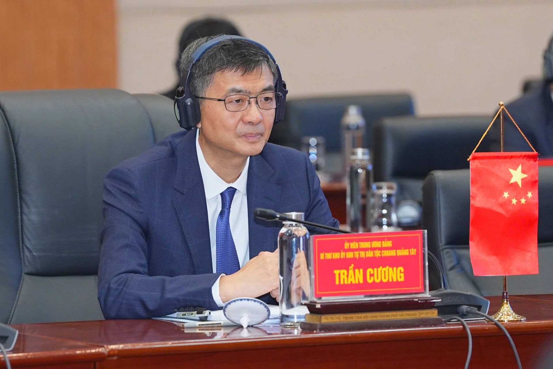 Đồng chí Trần Cương, Bí thư Khu ủy Khu tự trị dân tộc Choang Quảng Tây khẳng định sẽ luôn đồng hành, phối hợp thúc đẩy hiện thực hóa thỏa thuận hợp tác giữa 2 bên trong thời gian tới. Đồng chí Trần Cương, Bí thư Khu ủy Khu tự trị dân tộc Choang Quảng Tây khẳng định sẽ luôn đồng hành, phối hợp thúc đẩy hiện thực hóa thỏa thuận hợp tác giữa 2 bên trong thời gian tới.
