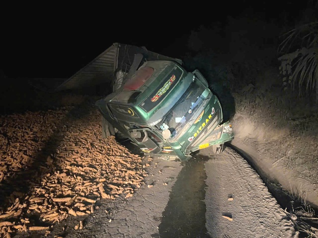 Cửa khẩu quốc tế La Lay: Hỗ trợ lực lượng điều tiết giao thông xe chở nông sản bị lật