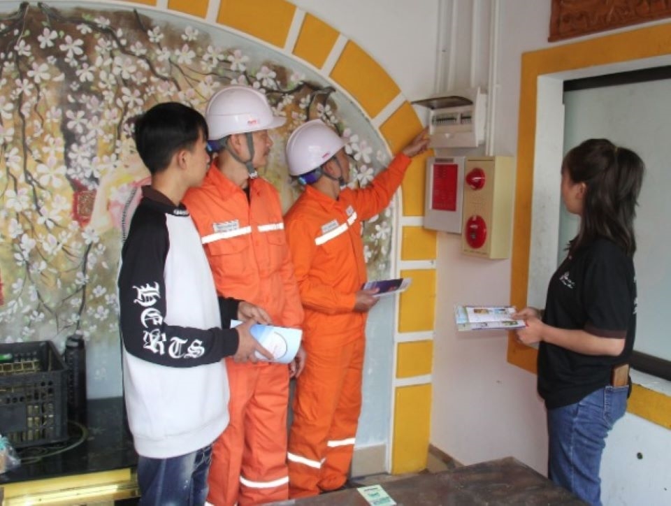 Cán bộ Điện lực Thành phố tuyên truyền, hướng dẫn sử dụng điện an toàn tại cơ sở kinh doanh trên địa bàn