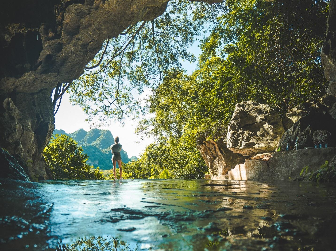 Du khách quốc tế thích thú khám phá vẻ đẹp thiên nhiên của đảo Cát Bà. Nguồn ảnh: Shutterstock