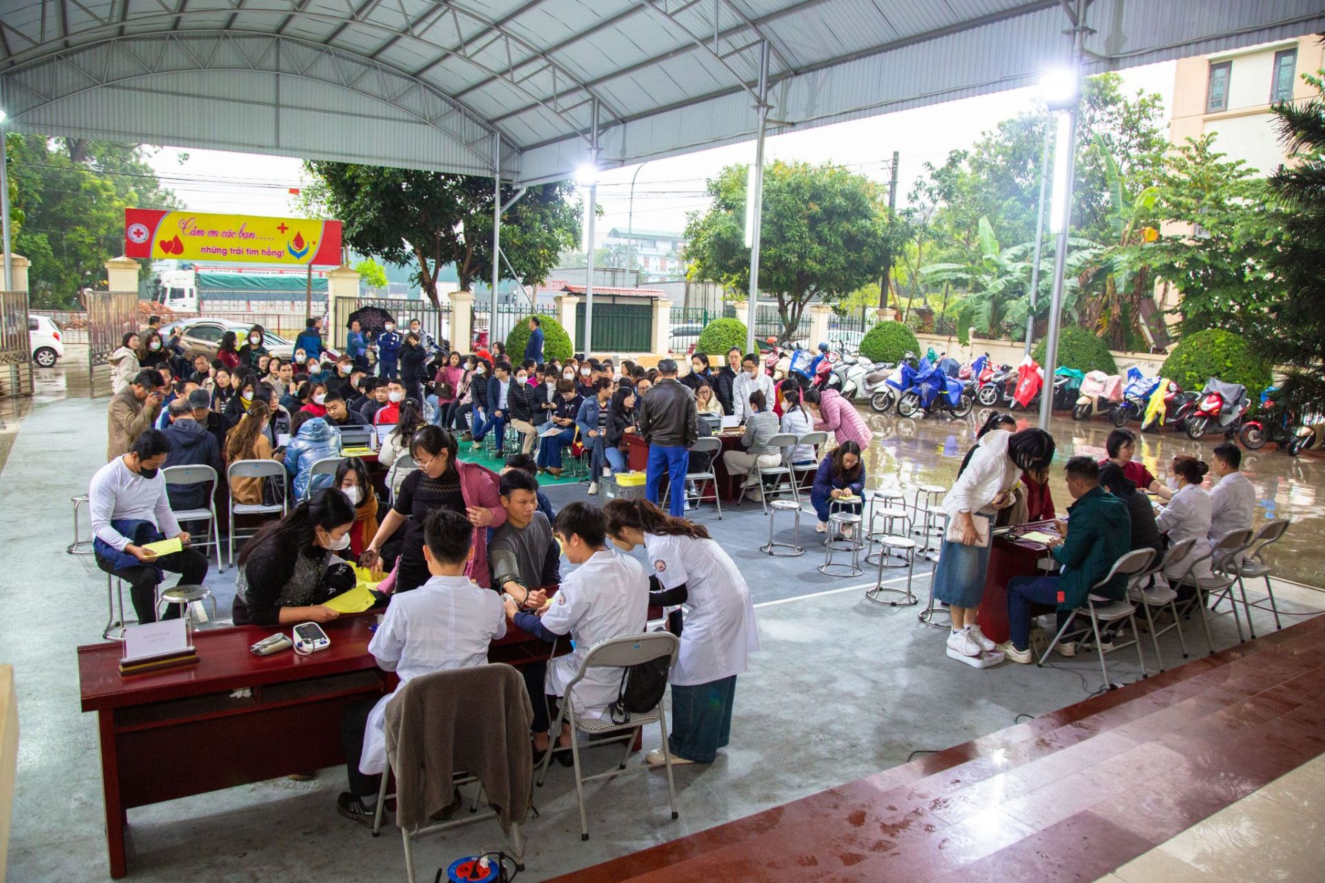 Khoảng 7h sáng, mặc cho trời có mưa phùn, giá rét vẫn có rất nhiều người xếp hàng đăng ký hiến máu.