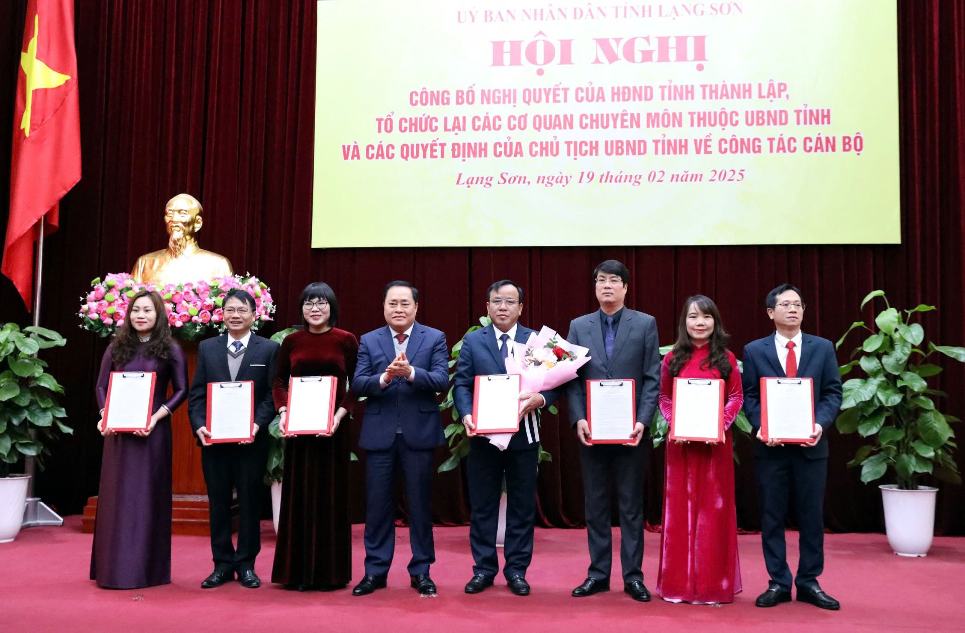 Chủ tịch UBND tỉnh Lạng Sơn Hồ Tiến Thiệu trao Quyết định bổ nhiệm lãnh đạo Sở Tài chính tỉnh Lạng Sơn trên cơ sở hợp nhất Sở Kế hoạch và Đầu tư và Sở Tài chính. Ông Phan Hồng Tiến (người ôm hoa), Giám đốc Sở Kế hoạch và Đầu tư làm Giám đốc Sở Tài chính tỉnh Lạng Sơn