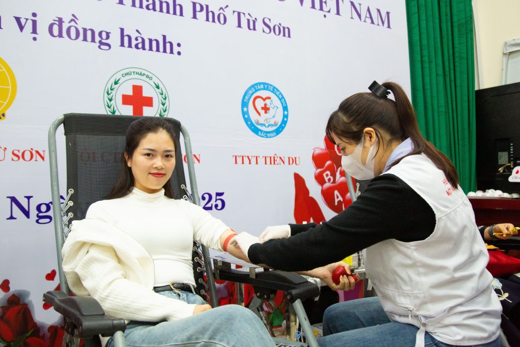 Chị Dương Thị Xuân hiến máu lần thứ 3 tại chương trình.