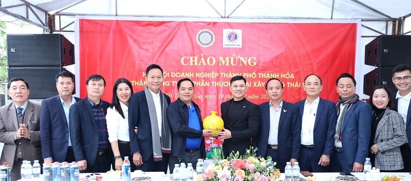 Hiệp hội Doanh nghiệp TP Thanh Hóa tặng quà lưu niệm cho Công ty CP Thương mại Xây dựng Thái Long. Hiệp hội Doanh nghiệp TP Thanh Hóa tặng quà lưu niệm cho Công ty CP Thương mại Xây dựng Thái Long.