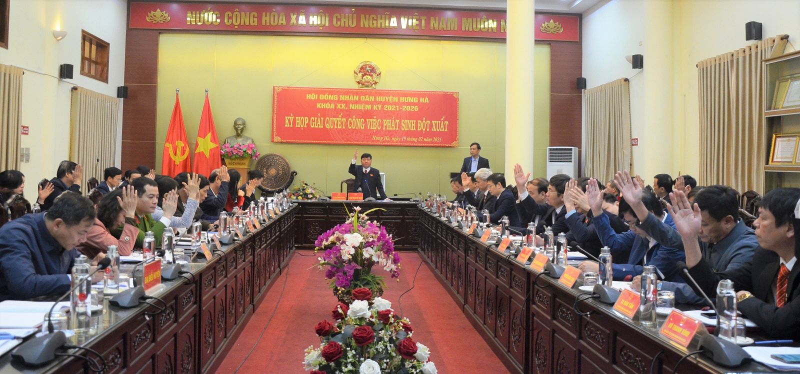 C&aacute;c đại biểu Hội đồng nh&acirc;n d&acirc;n huyện biểu quyết th&ocirc;ng qua c&aacute;c nghị quyết của kỳ họp.