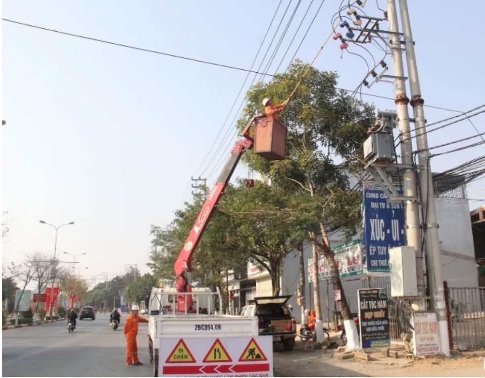 Công nhân Điện lực Sơn La kiểm tra, sửa chữa lưới điện