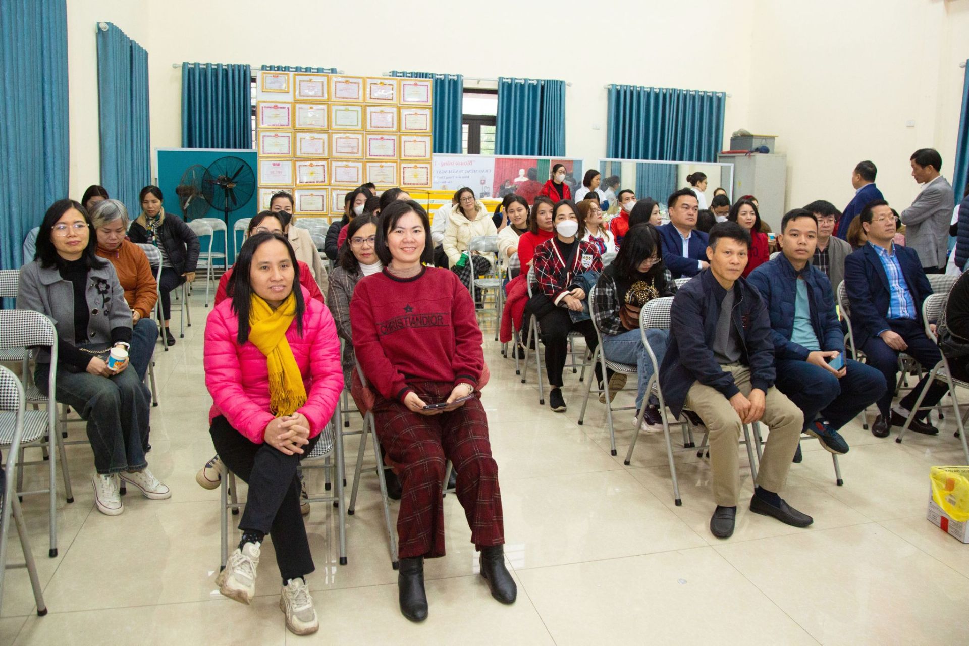 Người dân phấn khởi, kiên nhẫn chờ được gọi tên lên hiến máu.