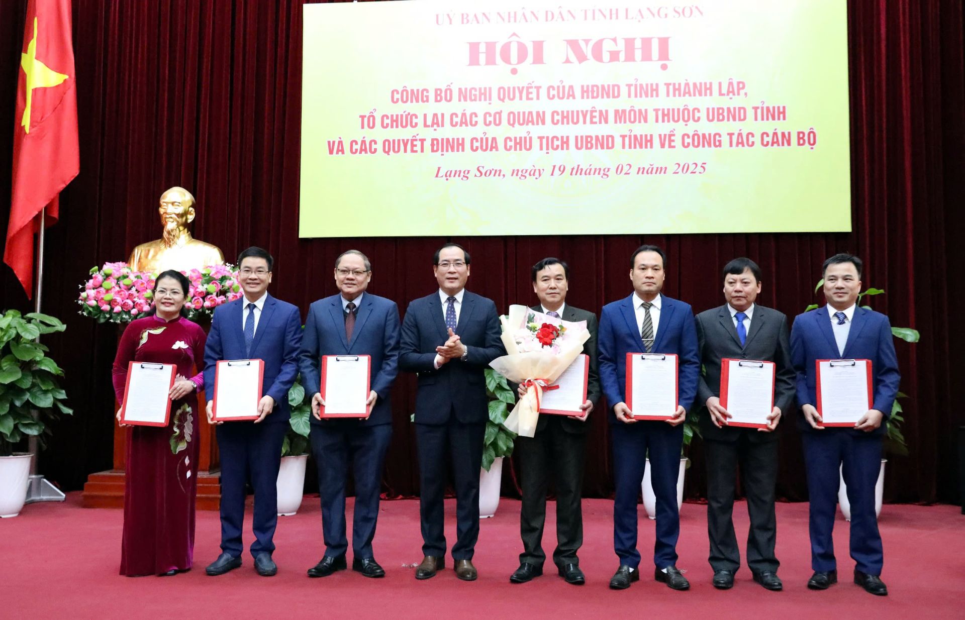 Phó Chủ tịch Thường trực UBND tỉnh Lạng Sơn Dương Xuân Huyên trao Quyết định bổ nhiệm lãnh đạo Sở Nông nghiệp và Môi trường tỉnh Lạng Sơn trên cơ sở hợp nhất Sở Nông nghiệp và Phát triển nông thôn và Sở Tài nguyên và Môi trường. Ông Nguyễn Hữu Chiến (người ôm hoa), Giám đốc Sở Nông nghiệp và Phát triển nông thôn làm Giám đốc Sở Nông nghiệp và Môi trường tỉnh Lạng Sơn