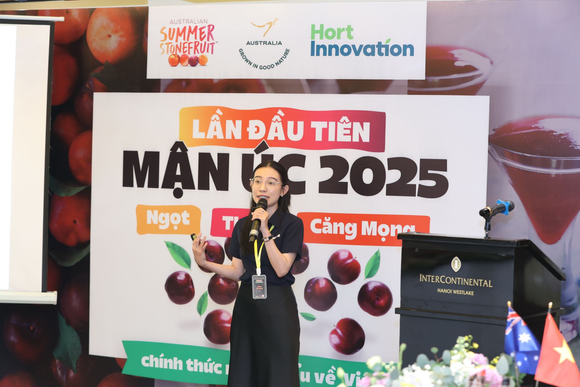 Người đại diện ph&aacute;t ng&ocirc;n của Summerfruit Australia tại Việt Nam, giới thiệu về chất lượng v&agrave; đặc điểm ri&ecirc;ng biệt của mận &Uacute;c