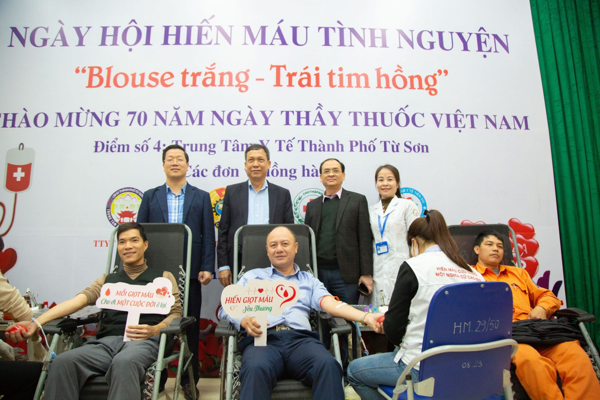 Lãnh đạo các đơn vị thuộc Sở Y tế tỉnh Bắc Ninh cũng có mặt từ sớm để động viên người hiến máu.