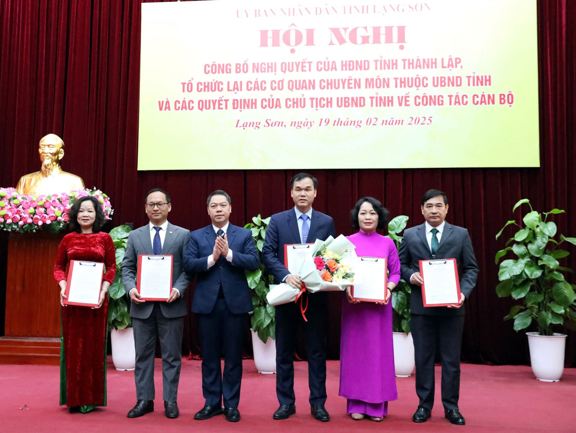 Phó Chủ tịch UBND tỉnh Lạng Sơn Đoàn Thanh Sơn trao Quyết định bổ nhiệm lãnh đạo Sở Khoa học và Công nghệ tỉnh Lạng Sơn trên cơ sở hợp nhất Sở Thông tin và Truyền thông và Sở Khoa học và Công nghệ. Ông Nguyễn Trọng Hùng (người ôm hoa), Giám đốc Sở Thông tin và Truyền thông làm Giám đốc Sở Khoa học và Công nghệ tỉnh Lạng Sơn