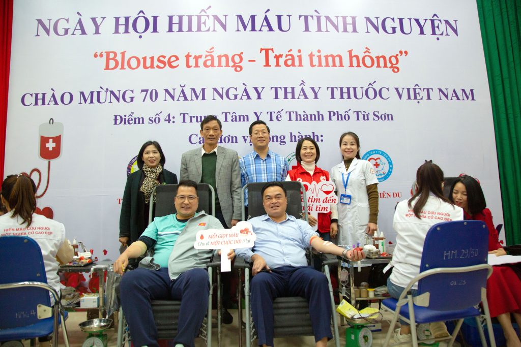 Ông Lê Việt An – Giám đốc TTYT huyện Tiên Du (Ngồi bên trái) cùng ông Đàm Thế Sử – Phó Chủ tịch thành phố Từ Sơn hiến máu tại chương trình.