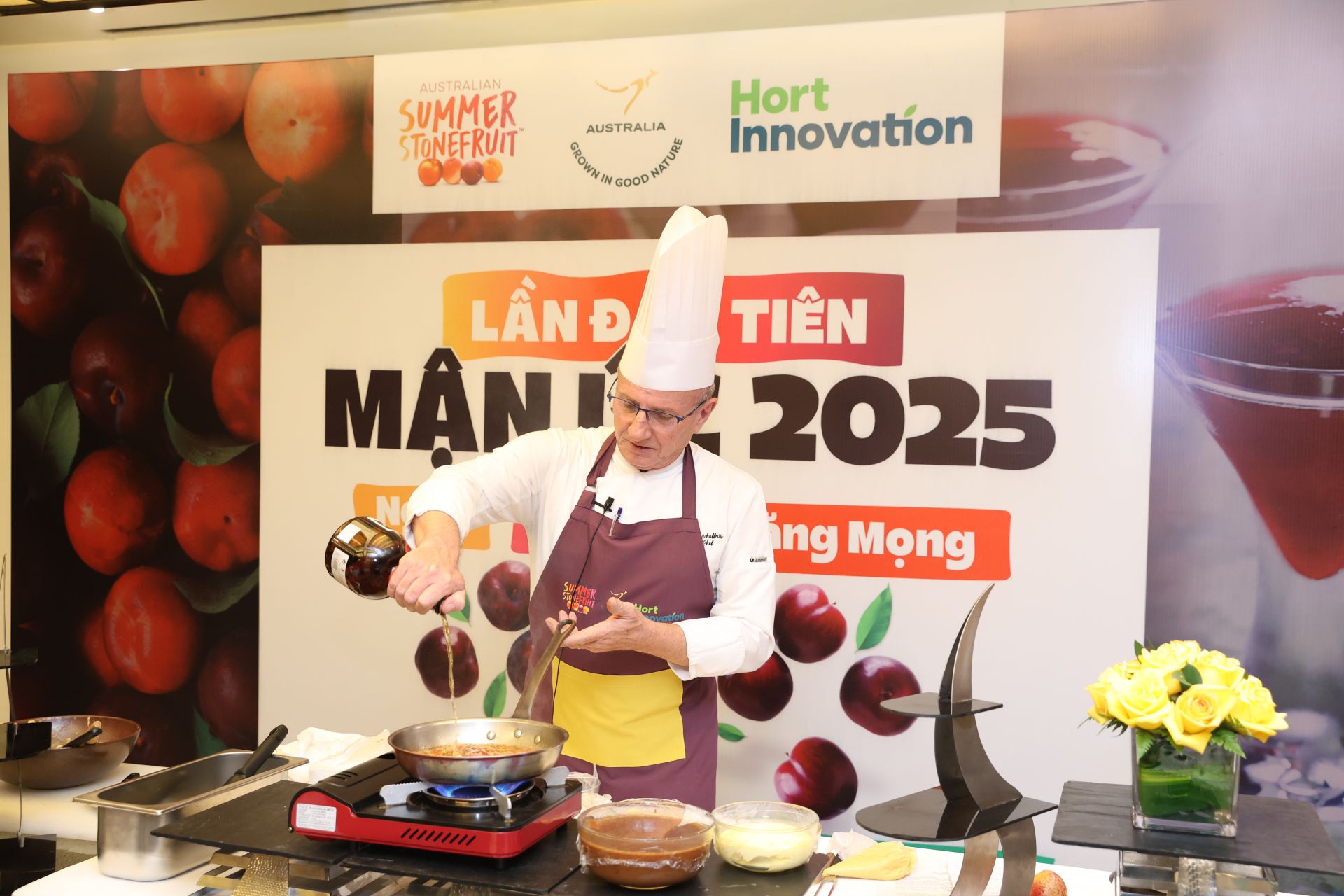 Bếp trưởng 5 sao, Christophe Depuichaffray đang hướng dẫn kh&aacute;ch mời, c&aacute;ch chế biến những m&oacute;n ăn s&aacute;ng tạo v&agrave; độc đ&aacute;o với mận &Uacute;c