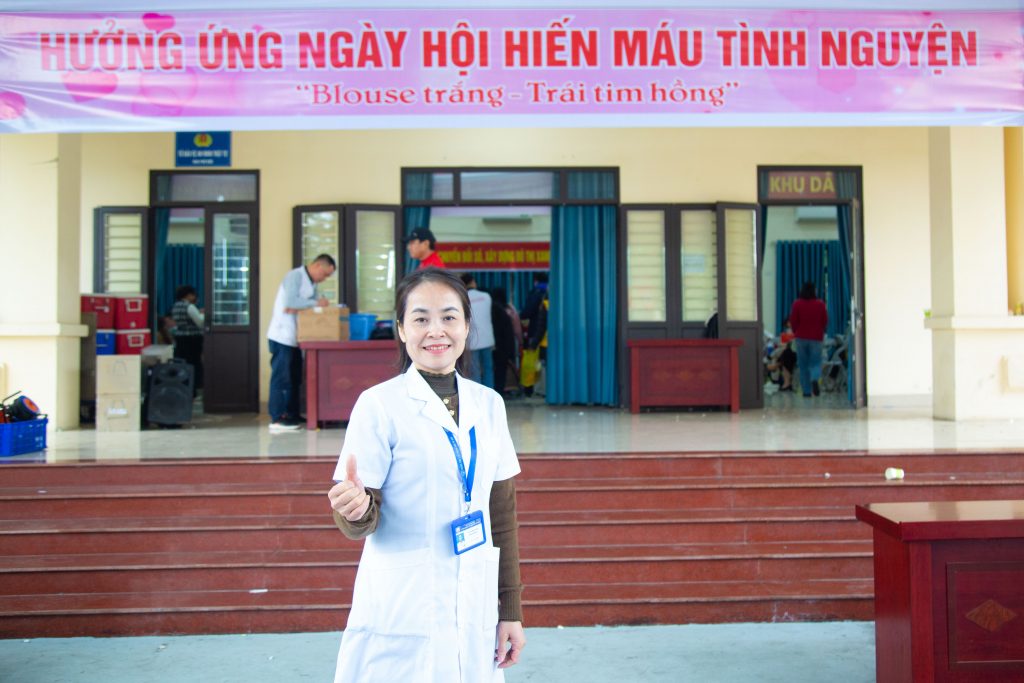 Bà Ngô Minh Thái – Phó Giám đốc TTYT thành phố Từ Sơn chia sẻ: “Tôi thấy rất tự hào khi nhìn thấy lượng người hưởng ứng chương trình hiến máu đông như vậy. Khi chúng tôi phát động phong trào, không chỉ đơn vị tôi tham gia hiến máu mà còn có cả người dân và rất nhiều cán bộ nhân viên tới từ các đơn vị khác trong địa bàn. Điều này minh chứng rằng tinh thần đoàn kết, sự sẻ chia về trách nhiệm trong việc bảo vệ sức khỏe đã lan tỏa rộng trong cộng đồng”.