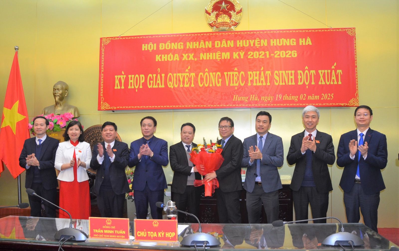 C&aacute;c đồng ch&iacute; L&atilde;nh đạo huyện tặng hoa ch&uacute;c mừng đồng ch&iacute; Phạm Văn B&igrave;nh, Ủy vi&ecirc;n Ban Thường vụ Huyện ủy, T&acirc;n Ph&oacute; chủ tịch UBND huyện.