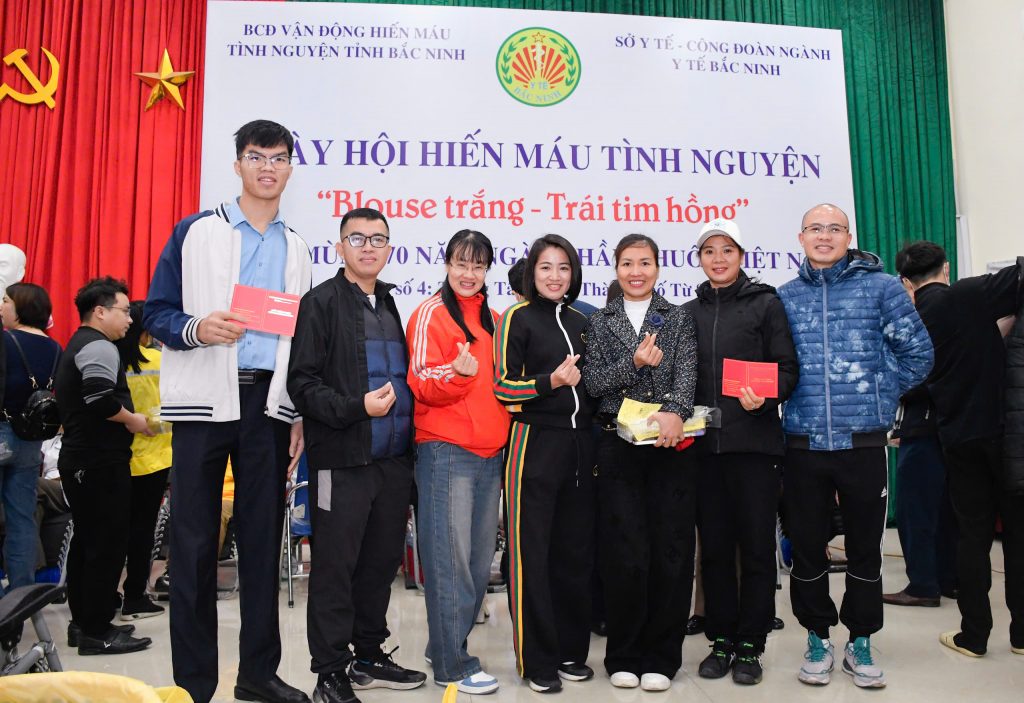 Nhiều cán bộ, giảng viên, học viên trường Đại học Thể dục Thể thao Bắc Ninh tham gia hiến máu.