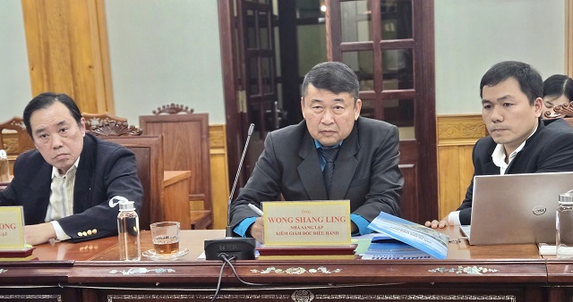 &Ocirc;ng Tan Liat Kiong (ngồi giữa) giới thiệu về C&ocirc;ng ty Environmental Landscape Pte Ltd. Ảnh: L-Anh