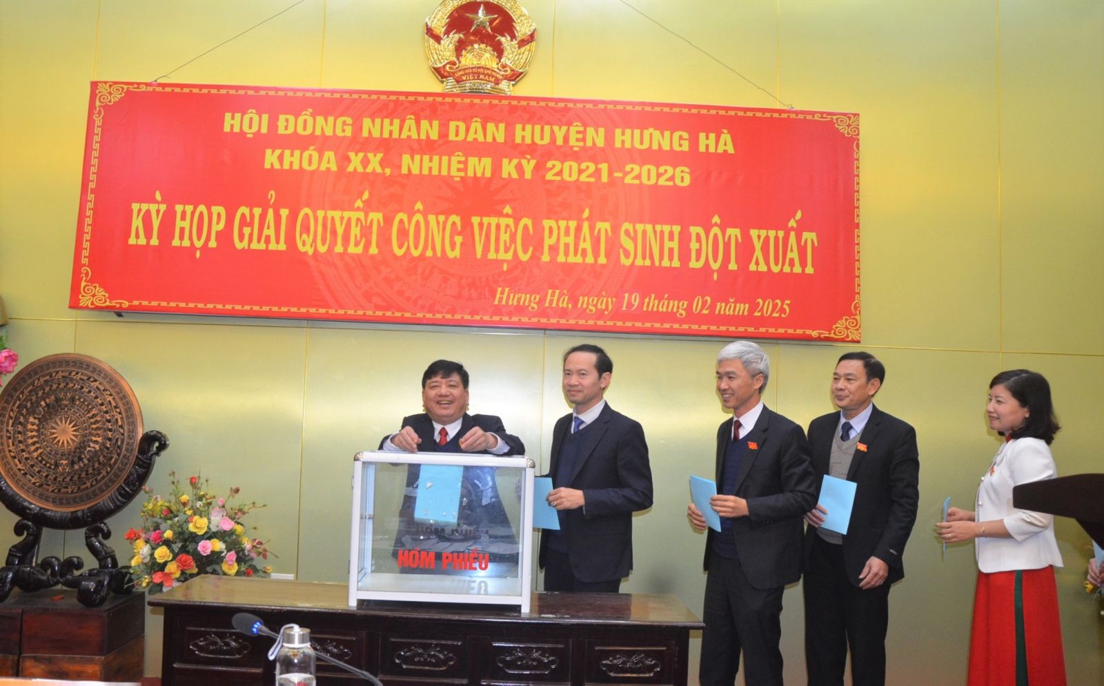 C&aacute;c đồng ch&iacute; Đại biểu HĐND huyện bỏ phiếu bầu bổ sung Ph&oacute; Chủ tịch UBND huyện nhiệm kỳ 2021 - 2026