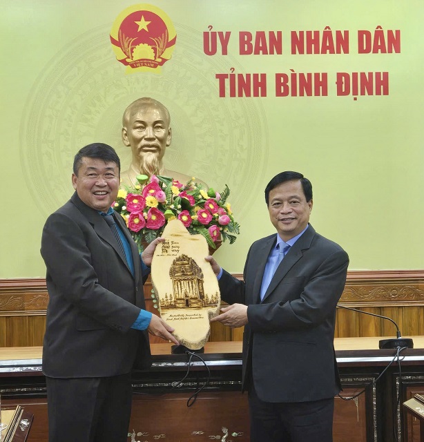 &Ocirc;ng Nguyễn Tuấn Thanh (b&ecirc;n phải) tặng qu&agrave; &ocirc;ng Tan Liat Kiong. Ảnh: L-Anh