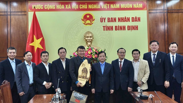 L&atilde;nh đạo tỉnh B&igrave;nh Định v&agrave; c&aacute;c sở, ng&agrave;nh chụp ảnh lưu niệm c&ugrave;ng Đo&agrave;n c&ocirc;ng t&aacute;c C&ocirc;ng ty Environmental Landscape Pte Ltd. Ảnh: L&ecirc; Anh