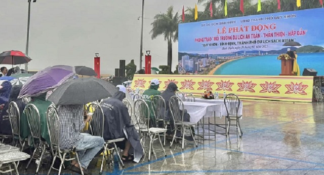 &Ocirc;ng Trần Văn Thanh (&aacute;o sẫm, đứng tr&ecirc;n s&acirc;n khấu) ph&aacute;t biểu tại Lễ ph&aacute;t động. Ảnh: VH