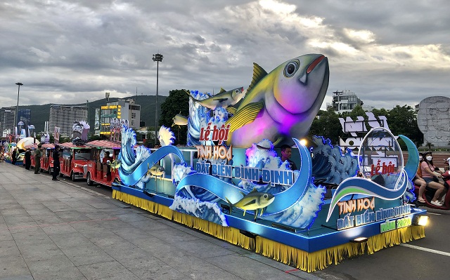 B&igrave;nh Định sẽ tổ chức nhiều chương tr&igrave;nh lễ hội, văn ho&aacute;, ẩm thực để thu h&uacute;t du kh&aacute;ch. Trong ảnh: Đo&agrave;n diễu h&agrave;nh Chương tr&igrave;nh &ldquo;Tinh hoa Đất biển&rdquo;. Ảnh: Viết Hiền