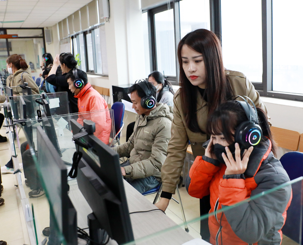 Cán bộ Trung tâm Dịch vụ việc làm tỉnh hỗ trợ lao động kết nối trực tuyến với doanh nghiệp có nhu cầu tuyển dụng.