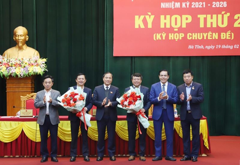 Lãnh đạo tỉnh Hà Tĩnh tặng hoa chúc mừng tân Phó Chủ tịch UBND tỉnh Dương Tất Thắng, chia tay nguyên Phó Chủ tịch UBND tỉnh Lê Ngọc Châu.