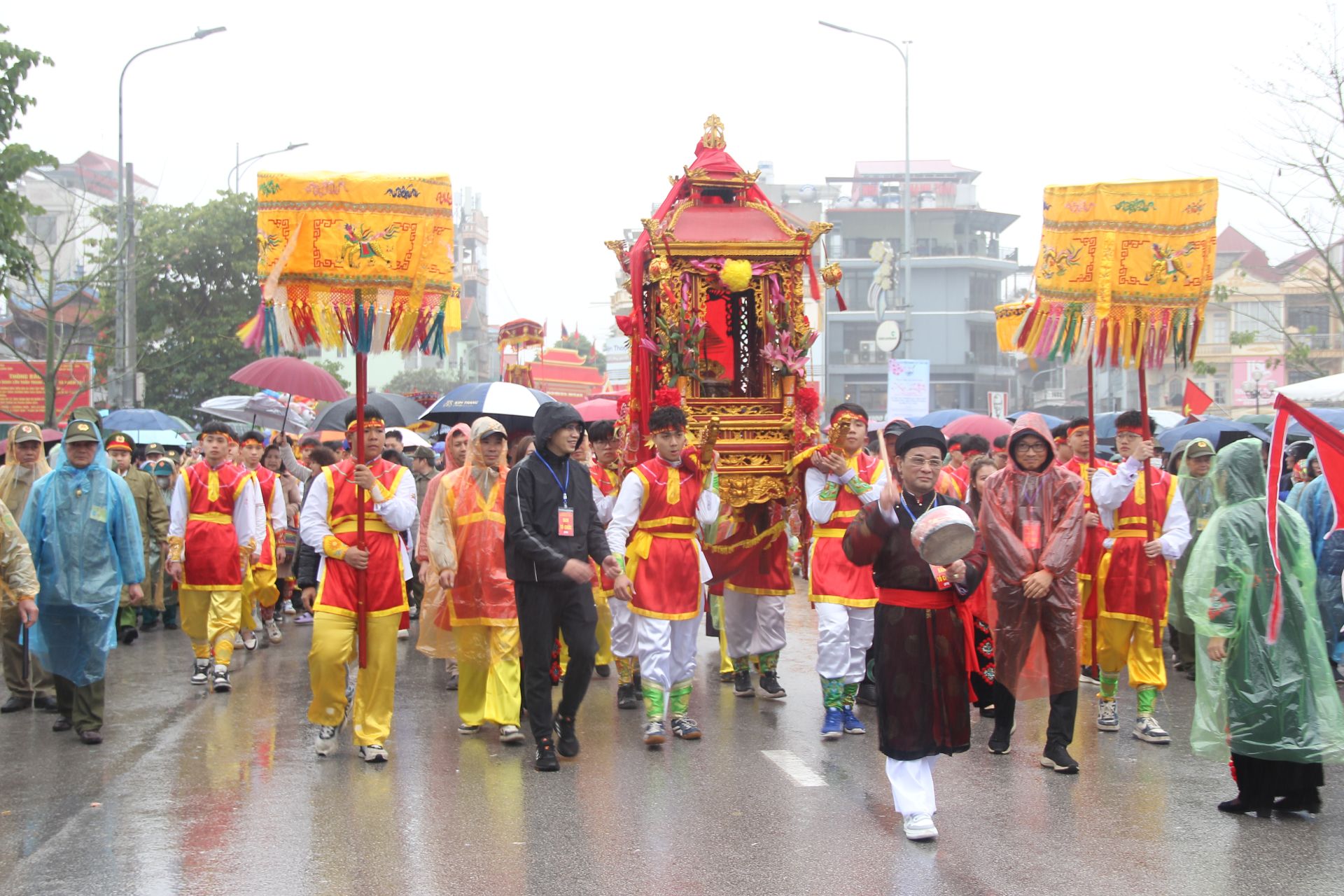 Lễ rước kiệu Quan lớn Tuần Tranh từ Đền Kỳ Cùng lên tạ nghĩa với Tả Đô Đốc Hán Quận Công Thân Công Tài (được thờ tại đền Tả Phủ – Kỳ Lừa)