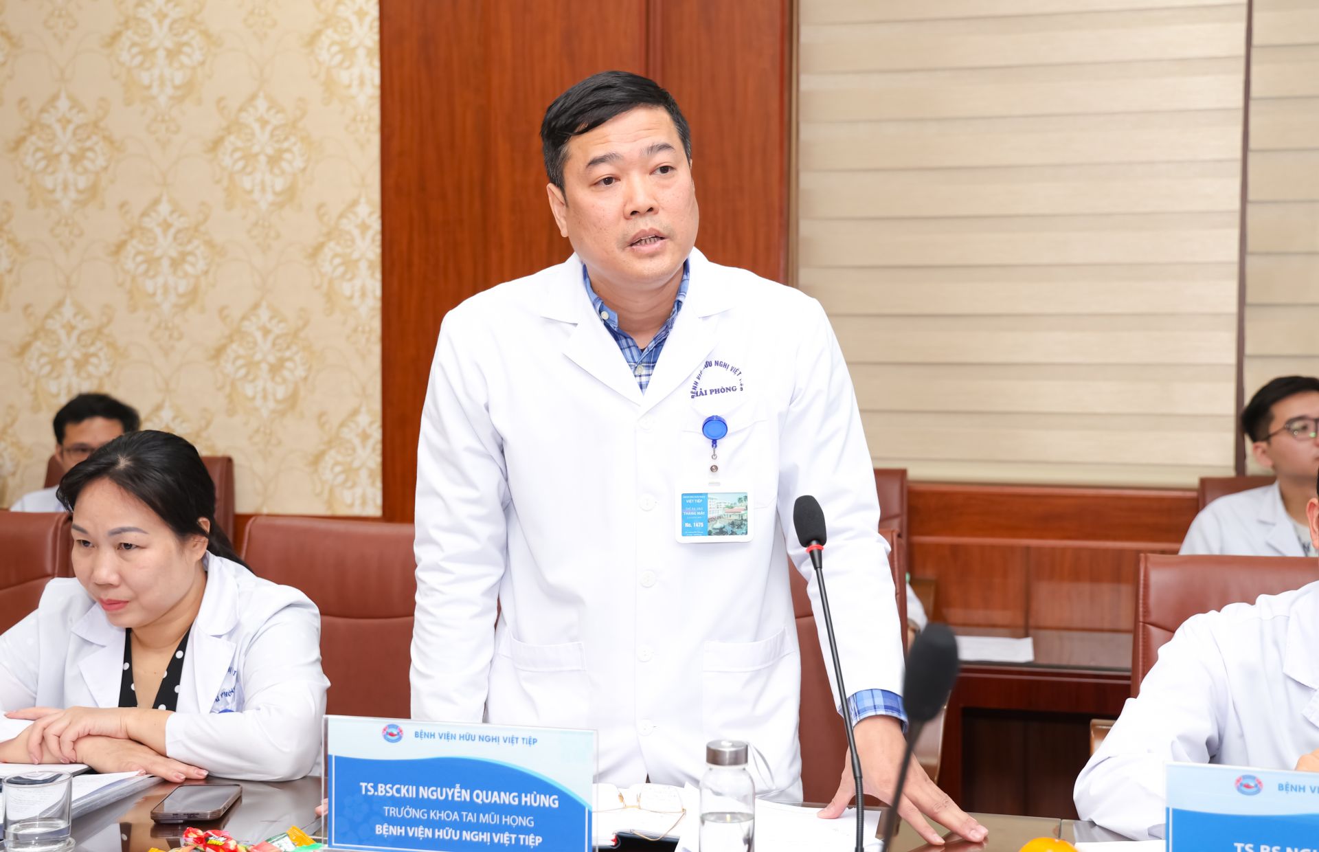 TS.BSCKII Nguyễn Quang Hùng – Trưởng khoa Tai Mũi Họng, Bệnh viện Hữu Nghị Việt Tiệp báo cáo thực trạng chuyên khoa Tai Mũi Họng tại Bệnh viện tại buổi làm việc